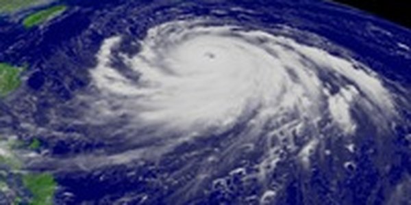 Супертайфун JLAWAT держит путь на Японию