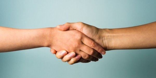 Помощь другим спасает от ежедневного стресса