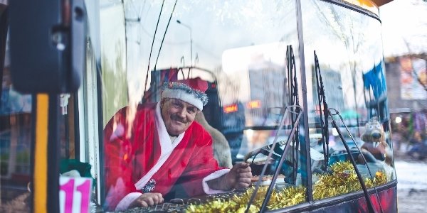 Новогодние трамвай и троллейбус порадуют жителей Владивостока