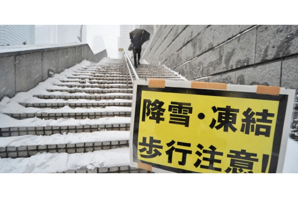 Из-за снегопада на Хоккайдо отменены сотни авиарейсов и поездов