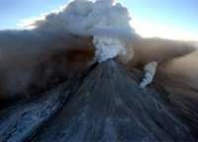 Камчатский вулкан выбрасывает пепел на 7 км