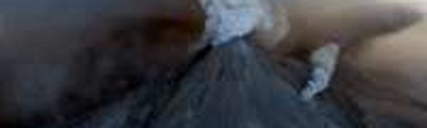 Камчатский вулкан выбрасывает пепел на 7 км