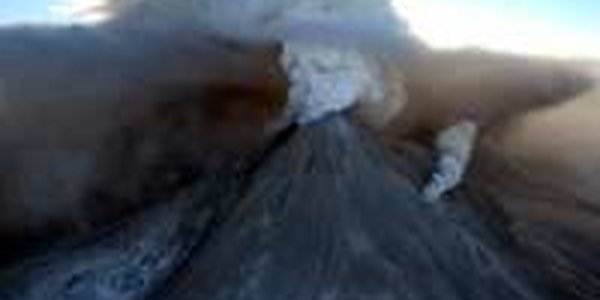 Камчатский вулкан выбрасывает пепел на 7 км