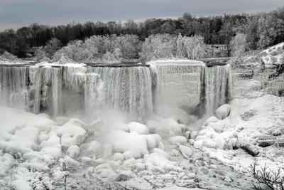 Ниагарский водопад частично замёрз из-за морозов (ФОТО)