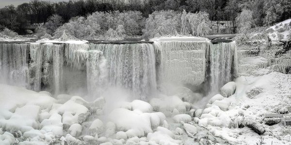 Ниагарский водопад частично замёрз из-за морозов (ФОТО)