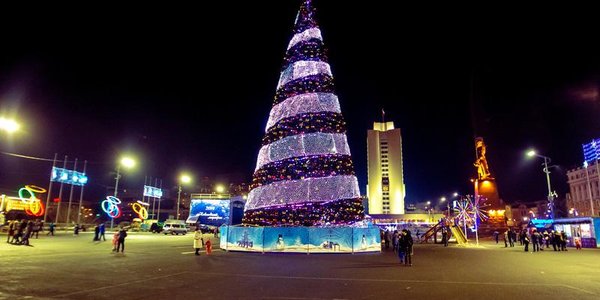 Монтаж главной новогодней ёлки начался во Владивостоке