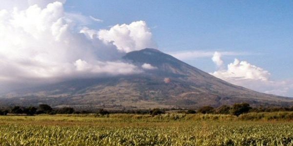 Индонезийский вулкан Синабунг угрожает населенным пунктам