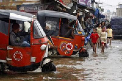 Десять тысяч индонезийцев пострадали от наводнения