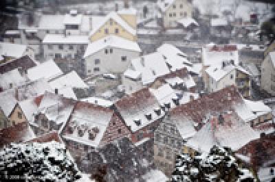 Зимний шторм Ксавьер против рождественского убранства Европы