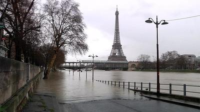 Наводнение в Париже: Сена поднялась до шестиметровой отметки