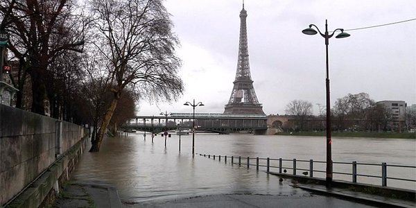 Наводнение в Париже: Сена поднялась до шестиметровой отметки