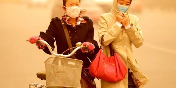 Китайский Синцзян накрыла мощная песчаная буря (ВИДЕО)