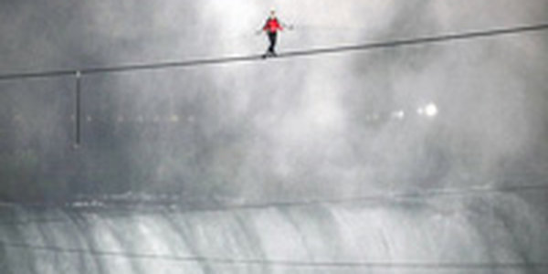 Канатоходец прошел над Ниагарой впервые за сто лет