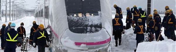 В Японии скоростной поезд оказался в снежном плену