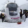 В Японии скоростной поезд оказался в снежном плену