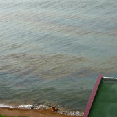 Разлив нефти в Амурском заливе: нефтяное пятно в бухте Федорова (ФОТО)