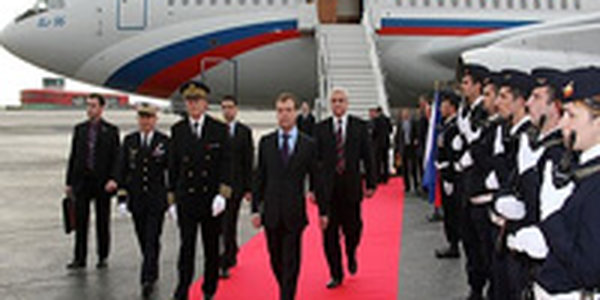 Дмитрий Медведев откроет мост на Русский, аэропорт и памятник губернатору 