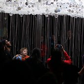 Облако из тысяч лампочек