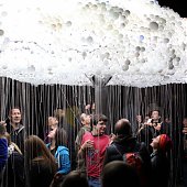 Облако из тысяч лампочек