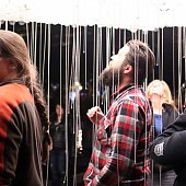 Облако из тысяч лампочек