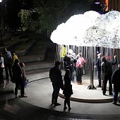 Облако из тысяч лампочек