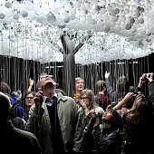 Облако из тысяч лампочек