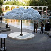 Облако из тысяч лампочек