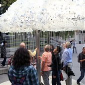 Облако из тысяч лампочек