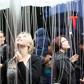 Облако из тысяч лампочек