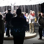 Облако из тысяч лампочек