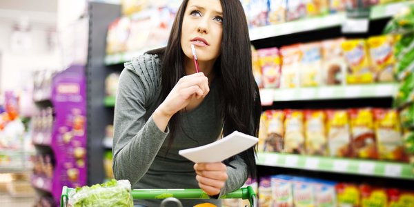 В январе россияне стали тратить в магазинах меньше денег