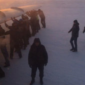 Морозы в России: пассажирам пришлось толкать примерзший самолет