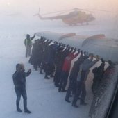 Морозы в России: пассажирам пришлось толкать примерзший самолет