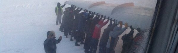 Морозы в России: пассажирам пришлось толкать примерзший самолет