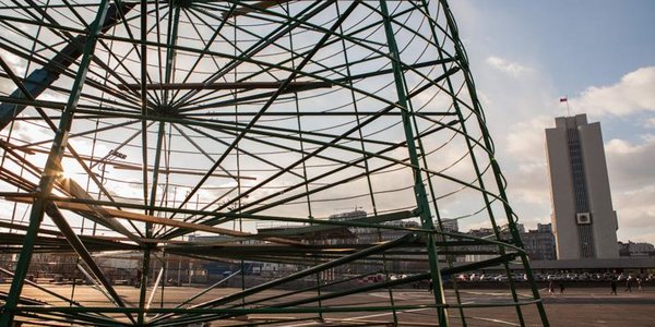 Главную городскую ёлку монтируют во Владивостоке