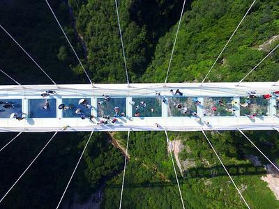В Китае под ногами туристов треснул стеклянный мост (ВИДЕО)