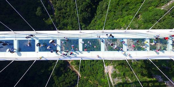 В Китае под ногами туристов треснул стеклянный мост (ВИДЕО)