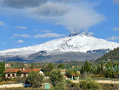 Вулкан Этна засыпал улицы близлежащих городов толстым слоем пепла