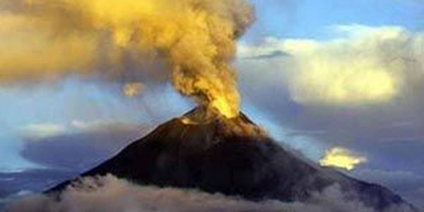 Камчатский вулкан Шивелуч выбрасывает пепел на высоту до 6 километров