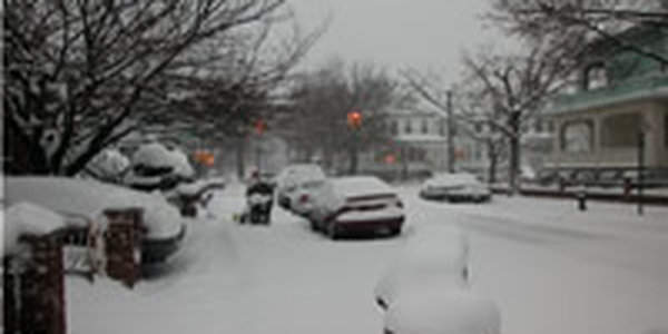 Зима напоследок засыпала снегом и заморозила Америку 