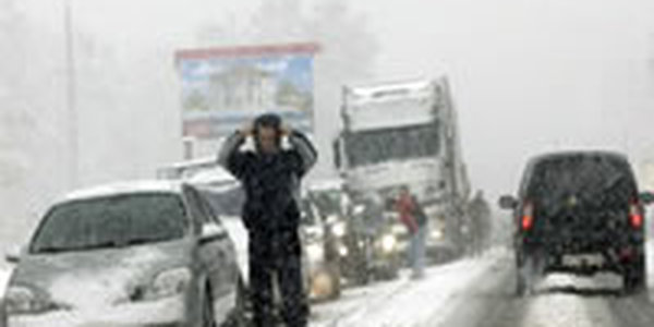 Cнегопад парализовал движение на дорогах Владивостока