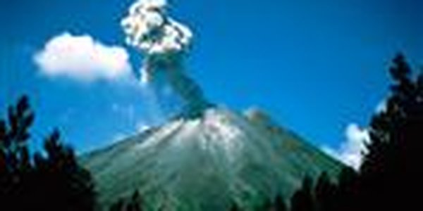 Вулкан Безымянный снова заговорил
