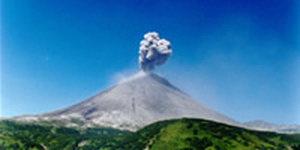 Вулкан Карымский на Камчатке увеличивается в размерах