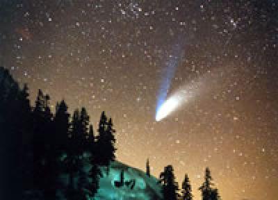 Комета с «двумя хвостами» приближается к Земле