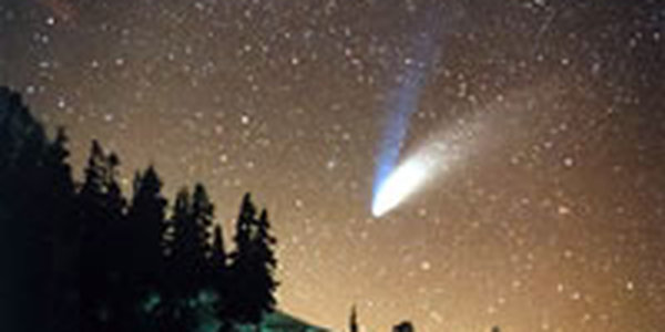 Комета с «двумя хвостами» приближается к Земле