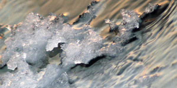 Горы льда у подножья сопок 