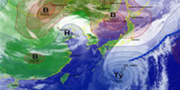 В Тихом океане бушует тайфун