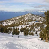 Покрытые снегом вершины, кристально чистый воздух, сверкающее синее небо - вперед на лыжную гору!