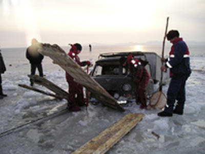 Спасатели предупреждают: выезд и выход на лед опасен!