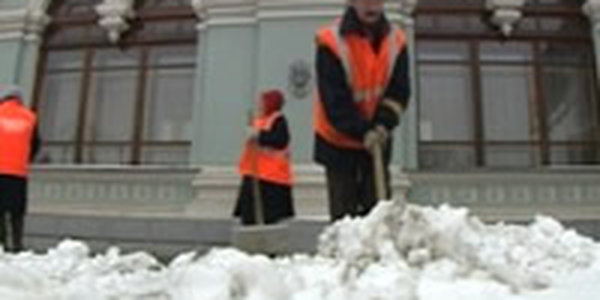 Московских дворников будут увольнять за применение реагентов на тротуарах